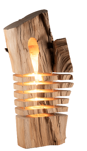 Lampe Bois Flotté Design : Lumière Chaude Sculptée Lampe de table design sculptée dans une bûche de bois brut, éclairée par une lumière chaude orange traversant des fentes horizontales.