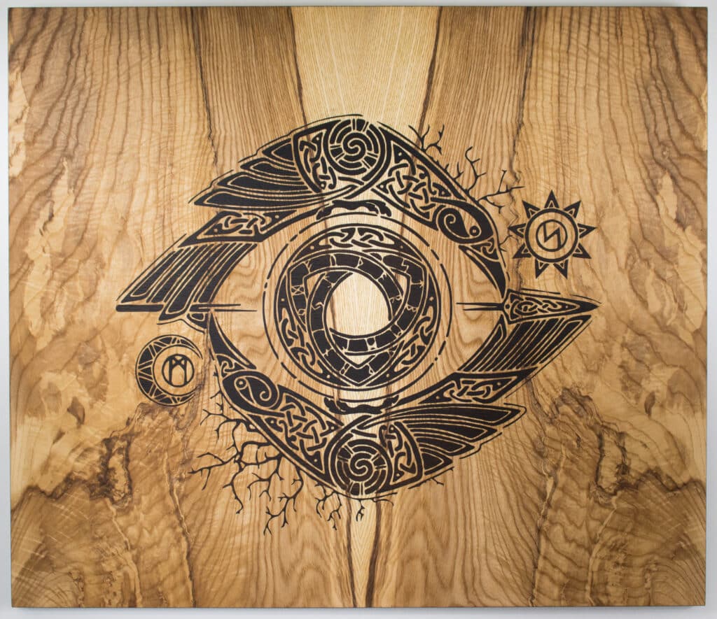 Gravure Œil Nordique Viking | Art Celtique sur Bois Gravure complexe sur bois, l'Œil d'Odin (Huginn et Muninn) stylisé avec des motifs norrois, racines et symboles runiques.